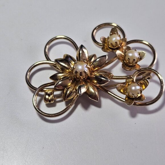 *Sale* Gold Tone Vintage Faux Pearl Swirly Flower Brooch - Picture 9 of 9